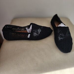Tom's lace flats